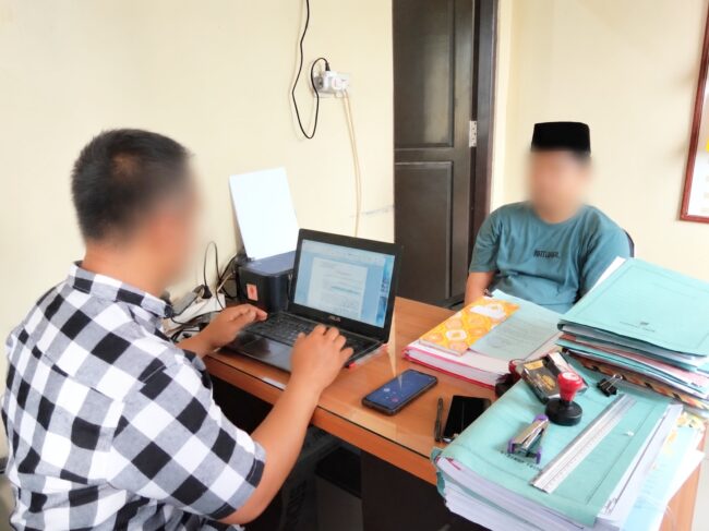 Gelapkan Uang